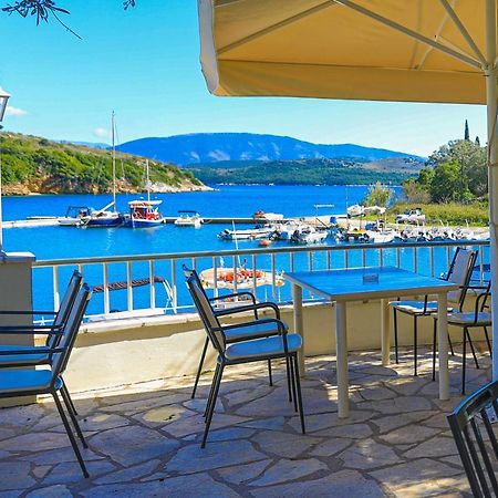 Theophilos Dio Agios Stefanos  Bagian luar foto