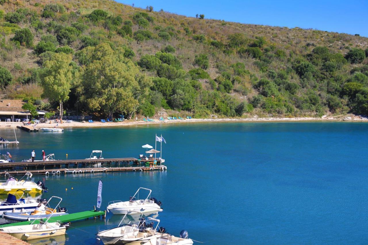 Theophilos Dio Agios Stefanos  Bagian luar foto