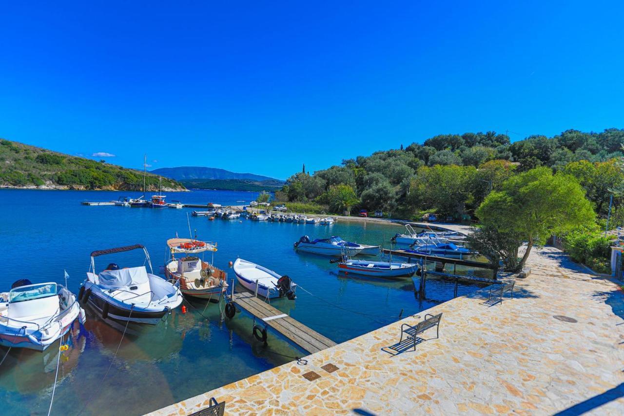 Theophilos Dio Agios Stefanos  Bagian luar foto