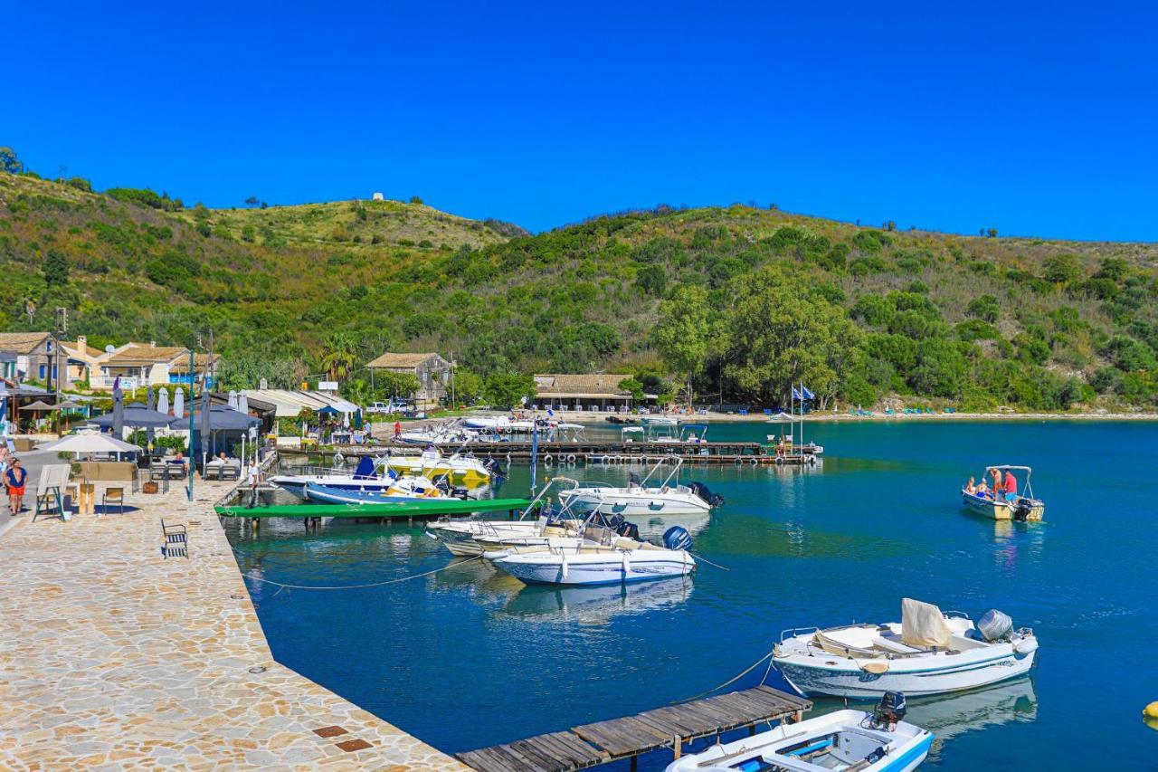 Theophilos Dio Agios Stefanos  Bagian luar foto