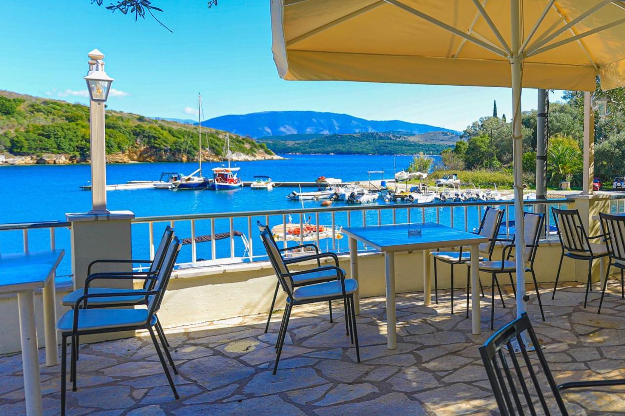 Theophilos Dio Agios Stefanos  Bagian luar foto